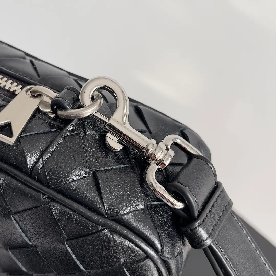 Batch 1660 BOTTEGA VENETA new men's INTRECCIATO woven wristband clutch bag. This is a clutch bag that can be hung on the wrist. It is more portable than other clutch bags. It can also hold some daily necessities. It is small and does not take up space to carry with you. The cow leather is durable and rich in texture. The classic weave is low-key and high-end. There are six card slots inside, which is very suitable for storing various cards such as ID cards and driver's licenses when traveling✈️ Style number: 777390 Size: 25*15*6.5cm